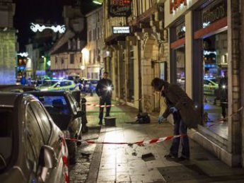 Во Франции мужчина на машине протаранил толпу прохожих с криками 