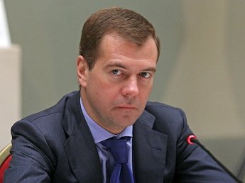 Медведеву показали браслет, позволяющий не засыпать на заседаниях