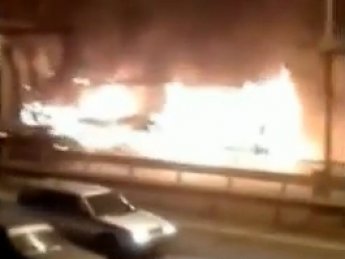 Под Самарой рейсовый автобус врезался в опору моста и загорелся
