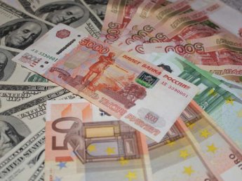 ЦБ РФ повысил курс доллара и евро на выходные и понедельник