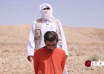 Новая зверская казнь от ИГИЛ: пленника переехали танком