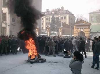 У администрации Порошенко в Киеве начались столкновения