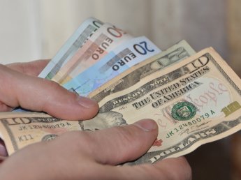 Официальный курс доллара приблизился к 65 рублям