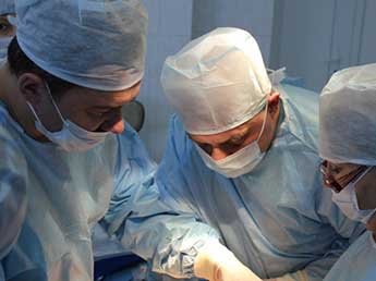 Скандал: в Сургуте хирург-проктолог выложил селфи из операционной (ФОТО)