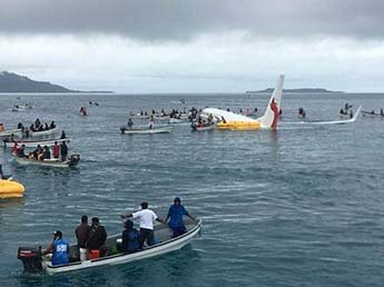 В Микронезии пассажирский лайнер не дотянул до полосы и скатился в море