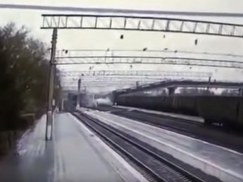 Обрушение железнодорожного моста в Приамурье попало на видео