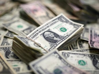 Курс доллара обвалился на торгах на фоне новых санкций
