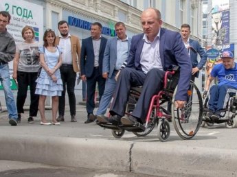 Мэр Нижнего Тагила заставил дорожников проехать по городу на инвалидных колясках