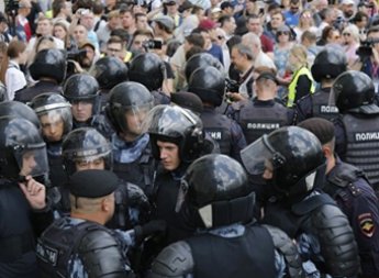 СМИ: полицейским не заплатят за жесткий разгон митинга оппозиции