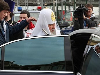 Патриарх Кирилл совершил объезд Москвы с иконой «Умиление» на Мерседесе с кортежем