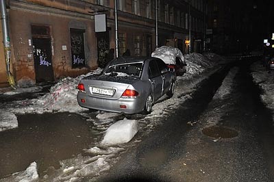 В Петербурге коммунальщики разбили тысячи машин во дворах — фото
