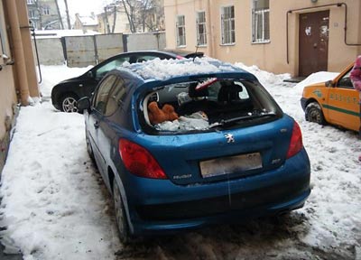 В Петербурге коммунальщики разбили тысячи машин во дворах — фото