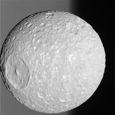 Зонд Cassini сфотографировал Звезду Смерти
