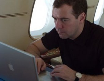 Медведев завел микроблог в Twitter. Пользователи завалили его флудом