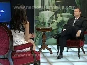Скандал: премьера Сербии интервьюировала телеведущая без трусов