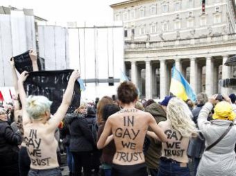 В Ватикане активистки Femen разделись перед Папой Римским