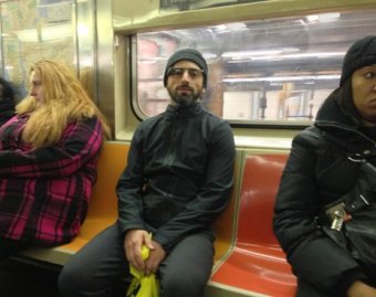 Глава Google проехал в метро в очках из будущего