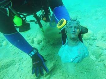 В Израиле дайверы случайно затонувший 1,7 тыс. лет назад корабль с сокровищами