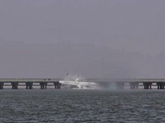 В Шанхае гидросамолет за $4,5 млн врезался в мост