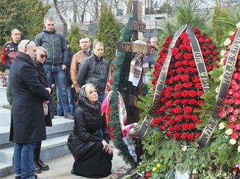 "Он воин, он воин света": Максакова пришла на могилу супруга Вороненкова (ФОТО, ВИДЕО)