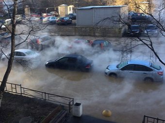 В Петербурге десятки машин погрязли в кипятке из-за коммунальной аварии (ФОТО, ВИДЕО)