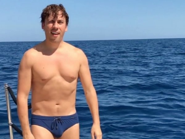 Максим Галкин записал видео с голым торсом под пляжным душем
