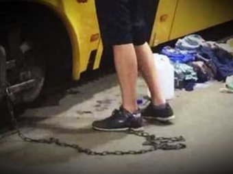 В Польше украинца приковали цепью к трамваю и заставили отмывать его от граффити (ВИДЕО)