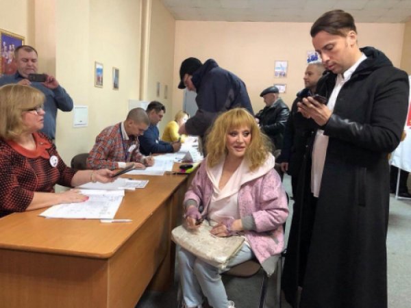 Соцсети высмеяли фото Пугачевой и Галкина с избирательного участка