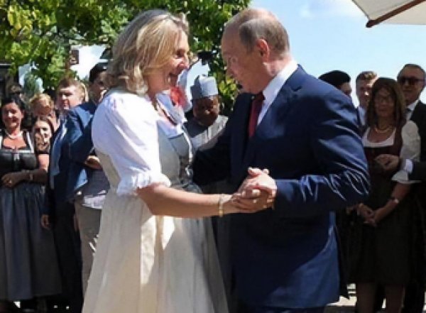 Танцевавшая с Путиным на свадьбе экс-глава МИД Австрии обвинила в насилии мужа