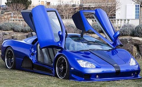 И кто же обогнал Bugatti Veyron ? В 2007 году SSC Ultimate Aero развил скорость 257 мили в час и обновил Книгу рекордов Гиннеса… 8-ми цилиндровый двигатель, объемом 5,2 литра умудрился выдавать аж 1183 лошадиных сил, что тоже является своеобразным рекордом…О стоимости автомобиля пока умалчивается…