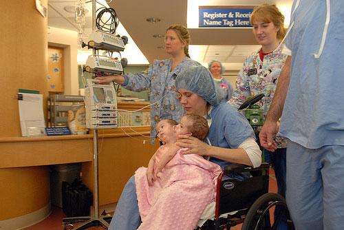 Спустя всего 5 месяцев сросшихся близняшек прооперировали в клинике MAYO , в Северной Дакоте (США )… Это произошло 3 января 2007 года…