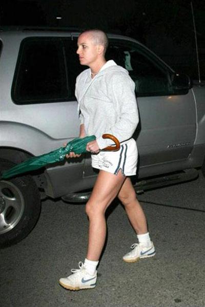 $250 тысяч выручил папарацци по кличке Дэнни Бой за снимки бритой налысо Бритни Спирс (Britney Spears), атаковавшей его машину с зонтиком в руке перед домом бывшего супруга Кевина Федерлайна 21 февраля 2007 года.