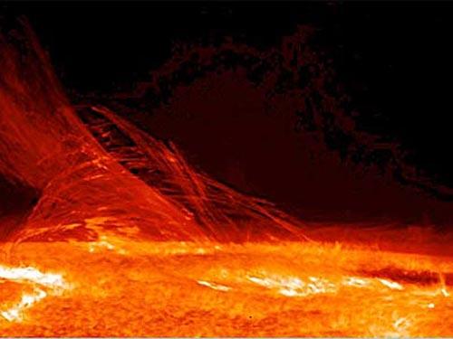Температура на поверхности Солнца составляет порядка 5,5 тысяч кельвинов. Однако в более далёких от непосредственной поверхности слоях значение это не только не уменьшается, но и существенно возрастает — до 500 тысяч кельвинов. А температура короны, распространяющейся ещё дальше в Солнечную систему, становится и того больше – она превышает миллион кельвинов.