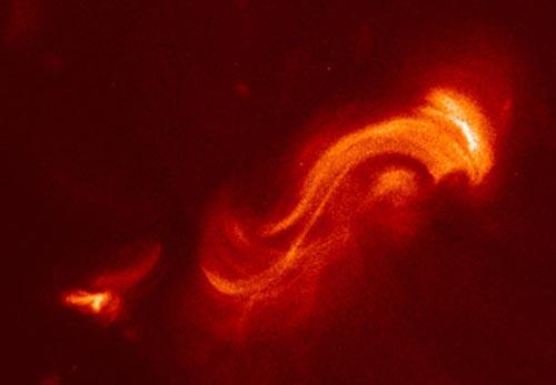 Как показали свежие наблюдения, структуры из раскалённого газа сложным образом закручены магнитным полем Солнца. Они ведут себя наподобие гигантских резиновых жгутов. Эти объекты выглядят как гигантские арки и содержат в себе колоссальную энергию.