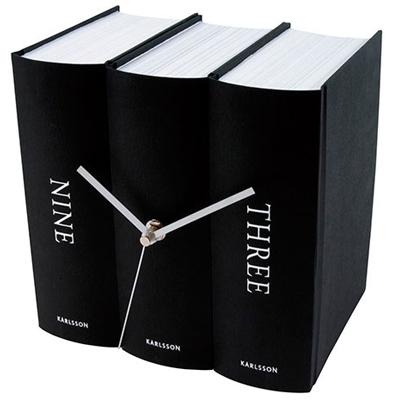 Этот предмет интерьера под названием Karlsson Book состоит из трех книг, которые выполняют функцию настольных часов. Во времени помогают ориентироваться цифры 3 и 9.