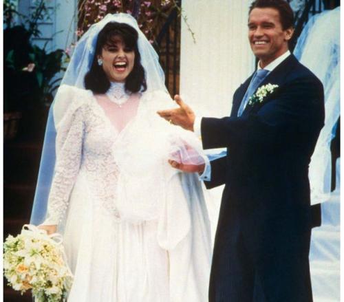 Когда в 86-ом году влюбленные объявили о помолвке, поклонницы Арнольда рвали на себе волосы. 26 апреля 1986 года в Гианнисе, штат Массачусетс, состоялось шумное свадебное торжество, а через два года на свет появилась Кэтрин, первая из четырех детей пары.