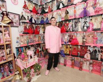 Мужчина собрал 3000 кукол Барби и Кена 