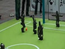 Роботы сыграли в футбол