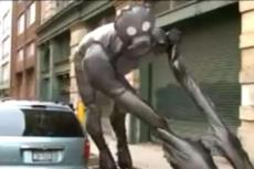Американец создает скульптуры из мусорных пакетов