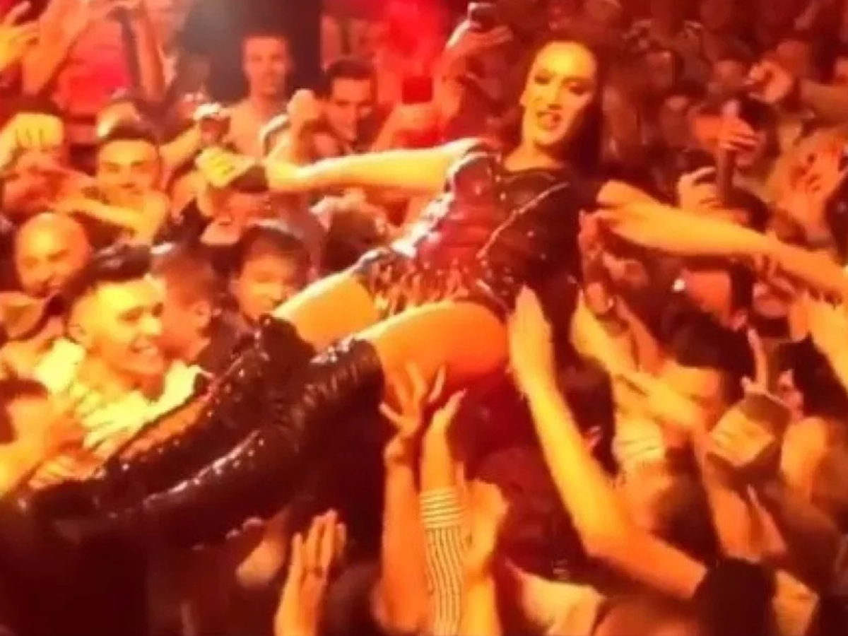Пятеро красоток устроили бдсм шоу с парнями в клубе для публики