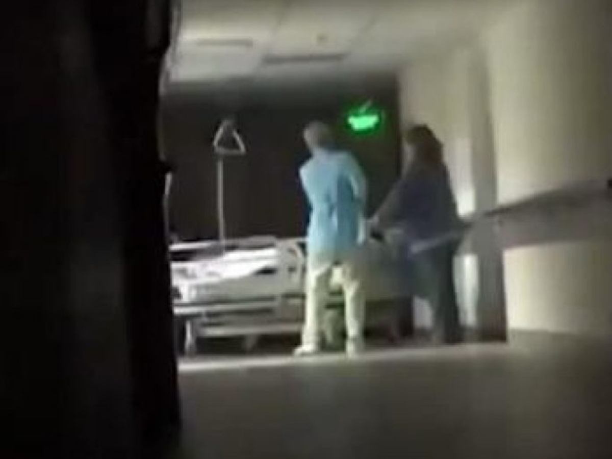 Прожженые медички развлекаются в больнице с лысым пациентом