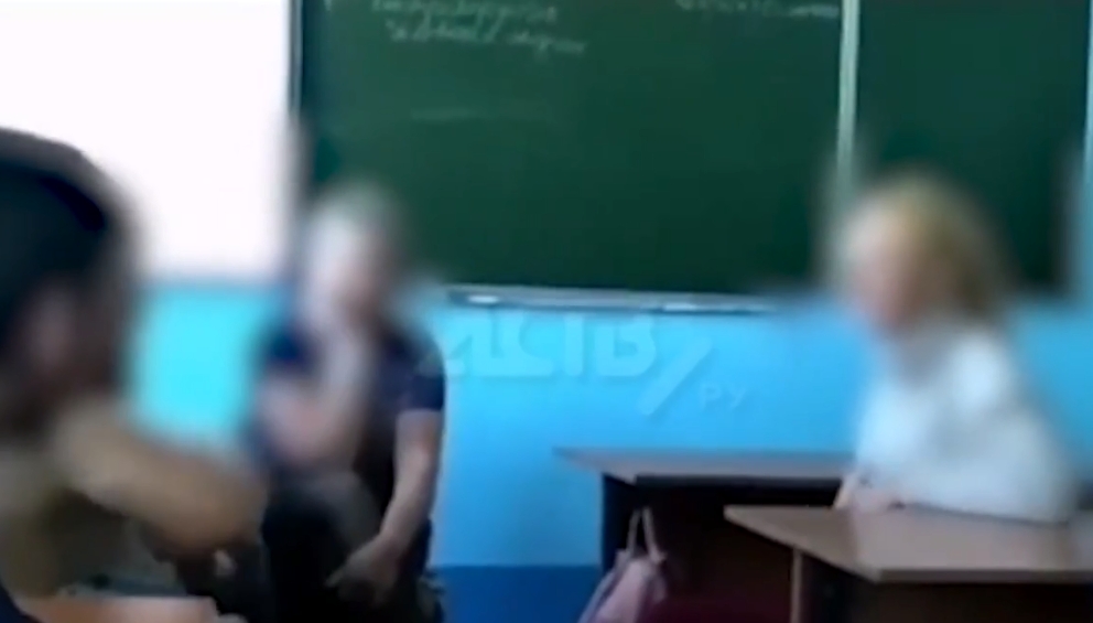 Милая студентка соблазняет учительницу с классной задницей в кабинете на раздевание
