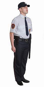 Сотрудник полиции в белой рубашке