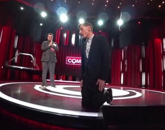 Умоляй его!: униженный Воля просил прощения на коленях со сцены Comedy Club (ВИДЕО)