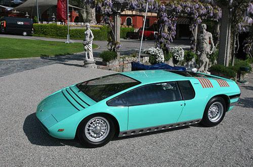 Bizzarrini Manta Concept - трехместный суперкар, построенный на шасси гоночного автомобиля.