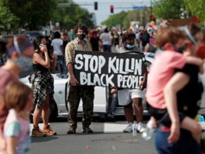 Жестокое задержание и гибель афроамериканца в США привели к бунтам