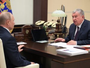 Путин провел встречу с Сечиным без масок