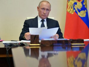 Путин занялся разбором бумаг во время совещания