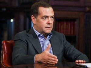 Медведев рассказала о ртройном ударе кризиса по экономике России