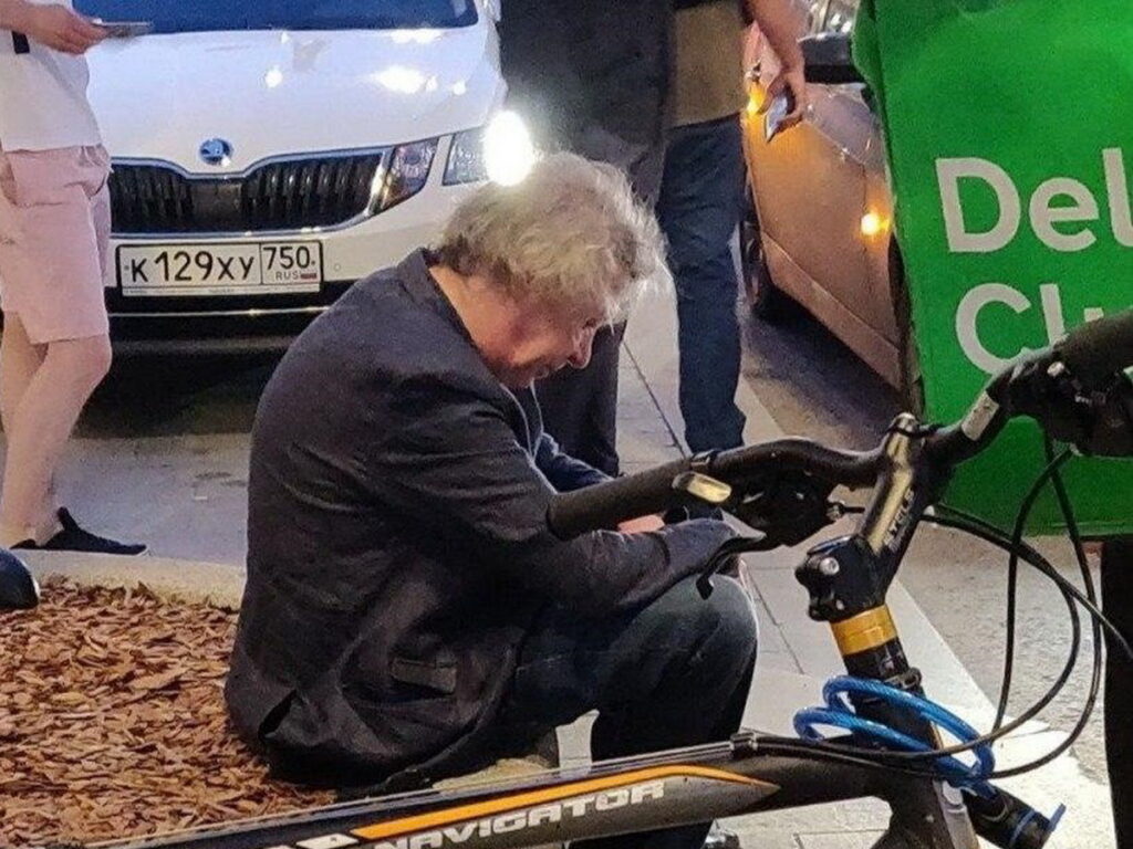 Михаил Ефремов попал в аварию в центре Москвы: момент ДТП попал на видео